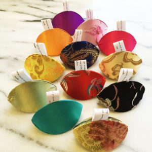 set of 10 single bonbons or caramels in silk pouch